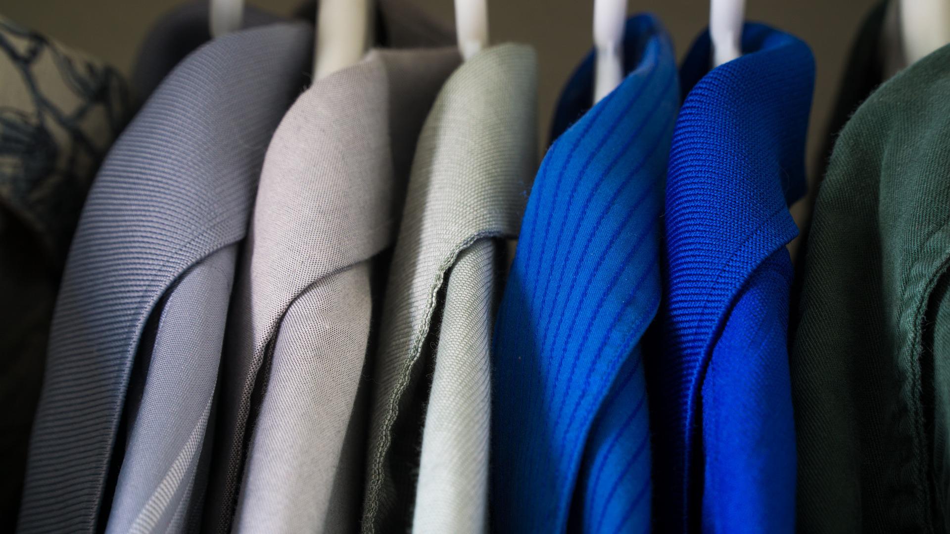 Organizacja szafy: jak uporządkować ubrania?
