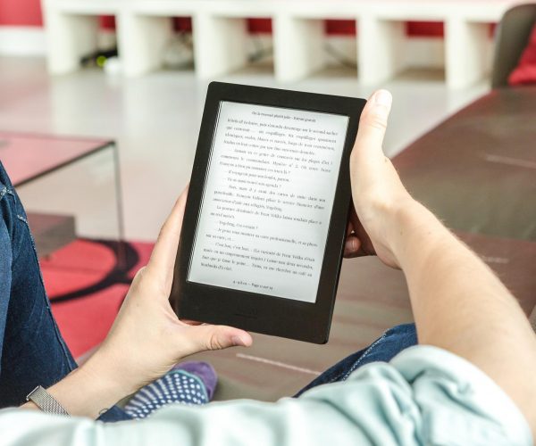 Dlaczego warto zainwestować w czytnik e-booków?