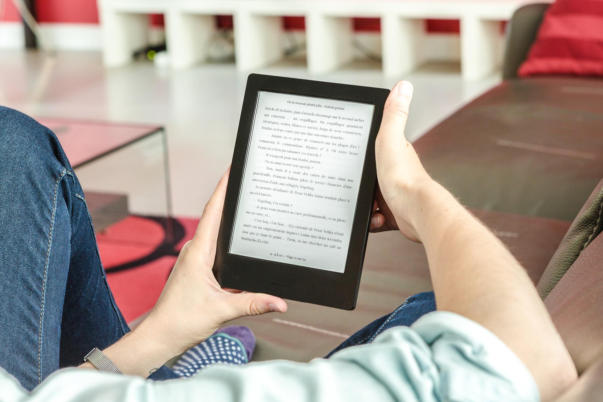Dlaczego warto zainwestować w czytnik e-booków?